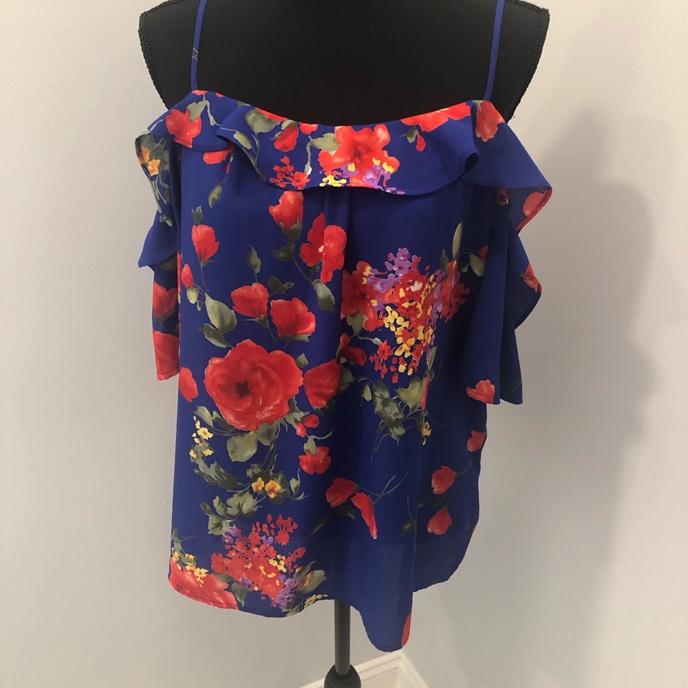 Womens cold shoulder top size medium. Short sleeve top comes below waist.